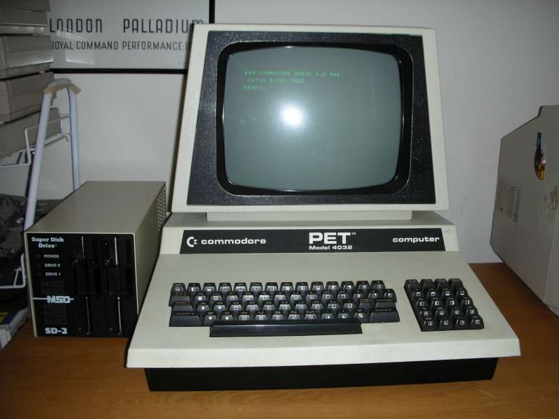 File:Commodore PET 4032 with MSD SD-2.jpg