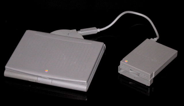 File:PowerBook Duo with floppy adapter and external drive (Dpaanlka).jpg