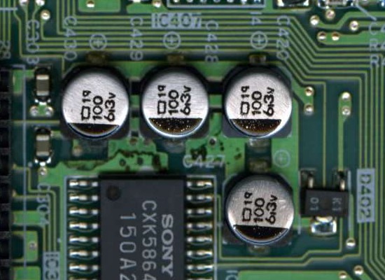 File:AppleCD 150 CDU-541-25 capacitors C427-C430.jpg