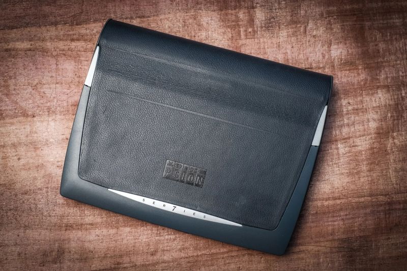File:Psion Series 7 closed.jpg