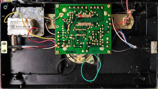 Inside: the board with its GAMATIC-7600 silkscreen, the KDC RF modulator and the speaker