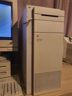 Macintosh Quadra 900 (photo).jpg