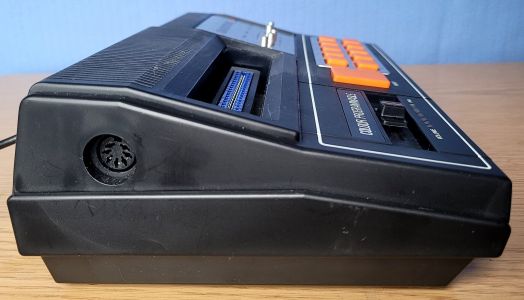 Side, with the DIN socket for one joystick