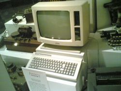 Amstrad PCW8256 (Royal Museum, Edinburgh).jpg