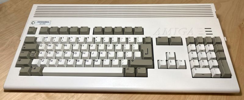 File:Commodore Amiga 1200.jpg